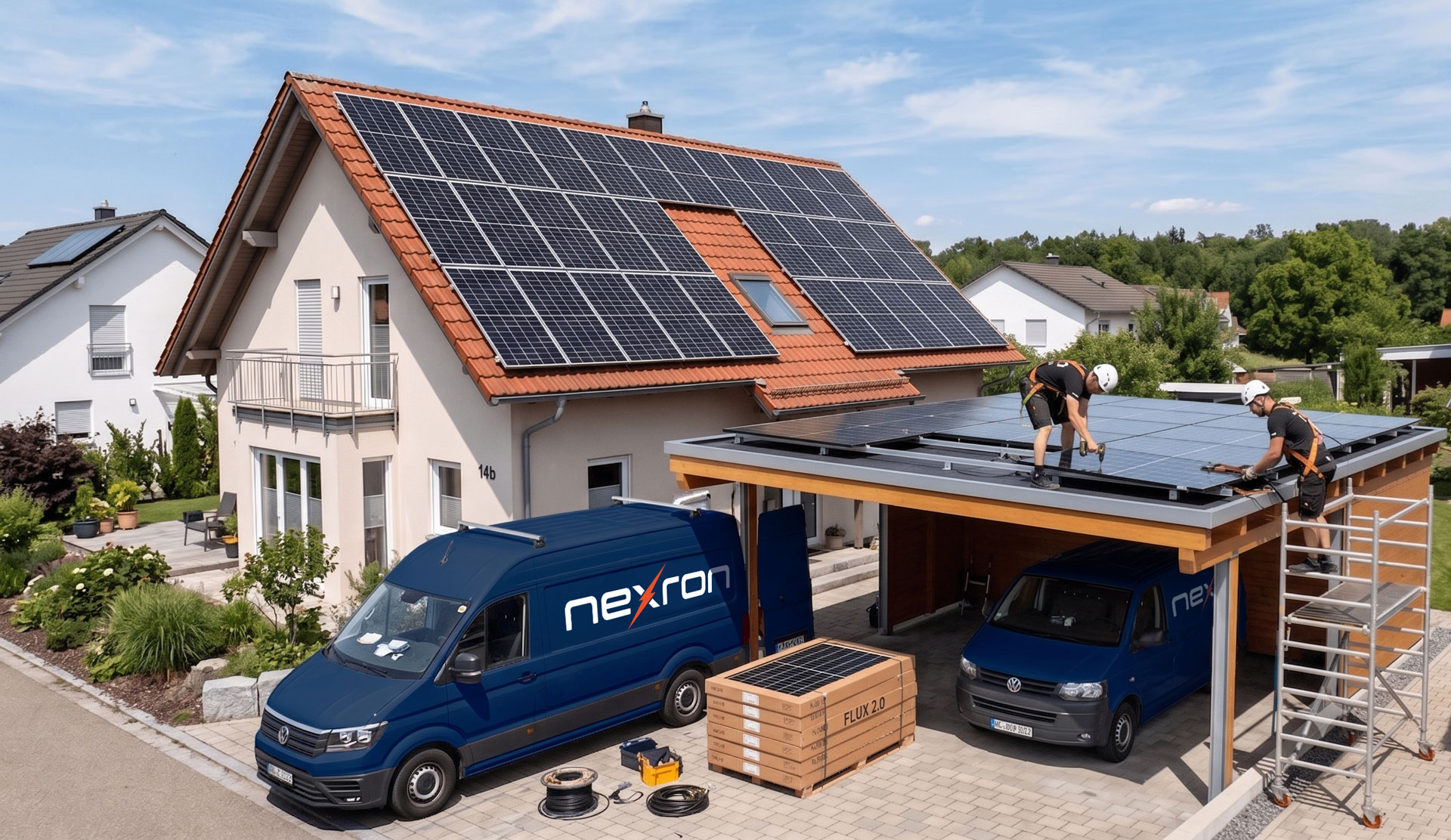 Zwei Monteure installieren Solarmodule auf einem Carport neben Wohnhaus mit Photovoltaikanlage und blauen Nexron-Transportern.