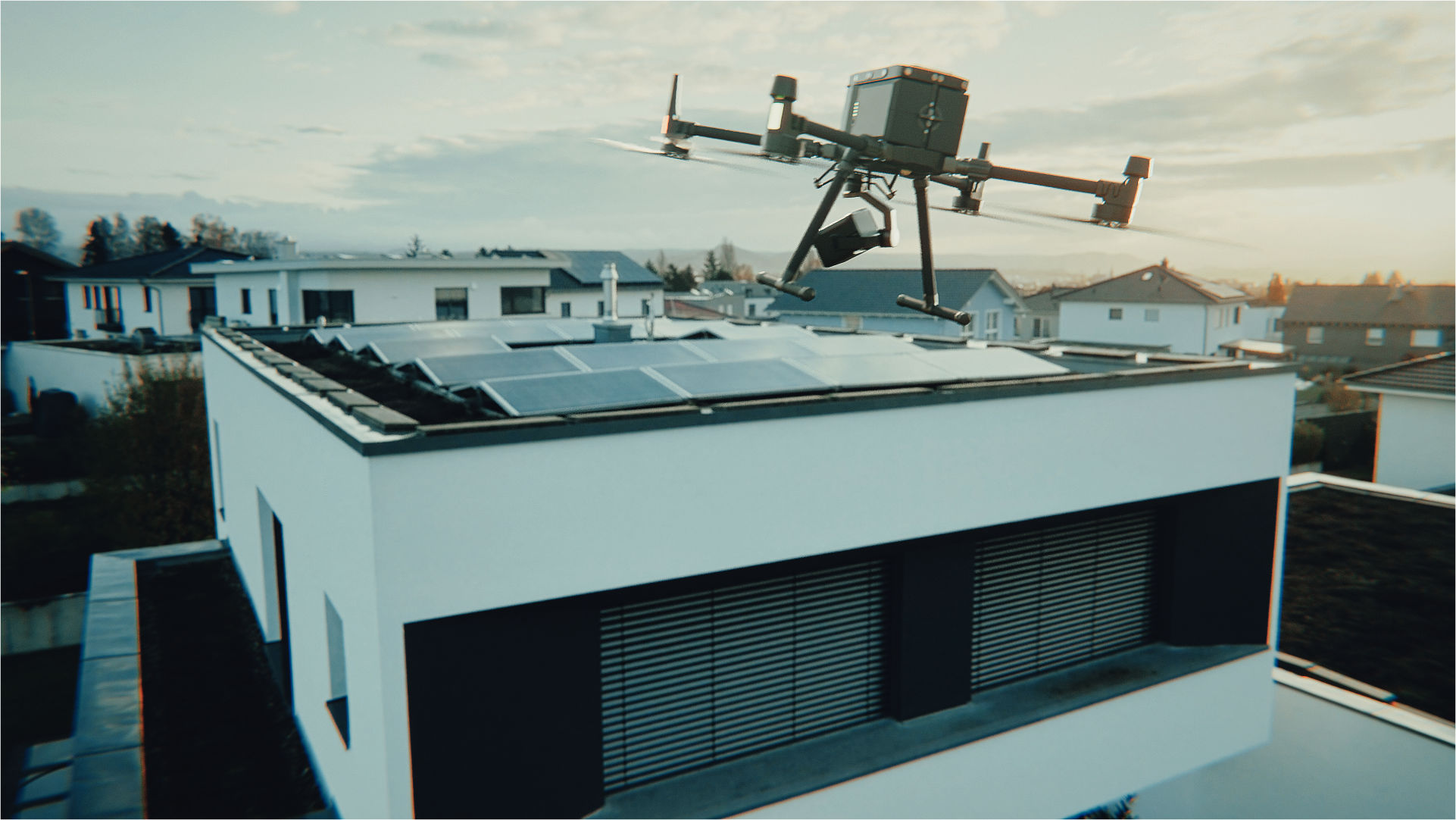Drohne fliegt über das Flachdach eines modernen Hauses mit Solaranlage zur Inspektion.